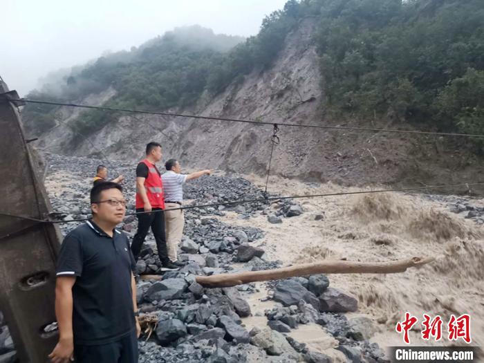 工作人員正在查勘泥石流災(zāi)情。　劉偉建 攝