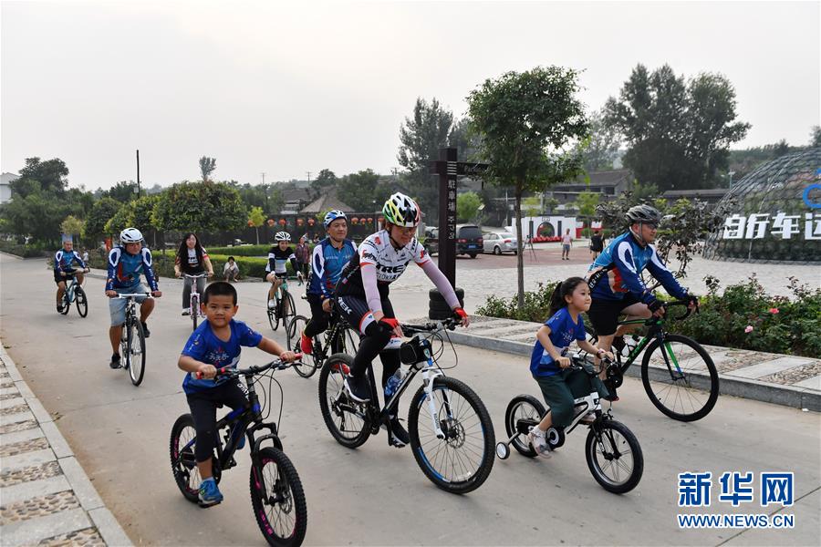 （走向我們的小康生活&middot;圖文互動）（2）小山村辦起&ldquo;騎行俱樂部&rdquo;&mdash;&mdash;鄉(xiāng)村變富變美帶來的新鮮事