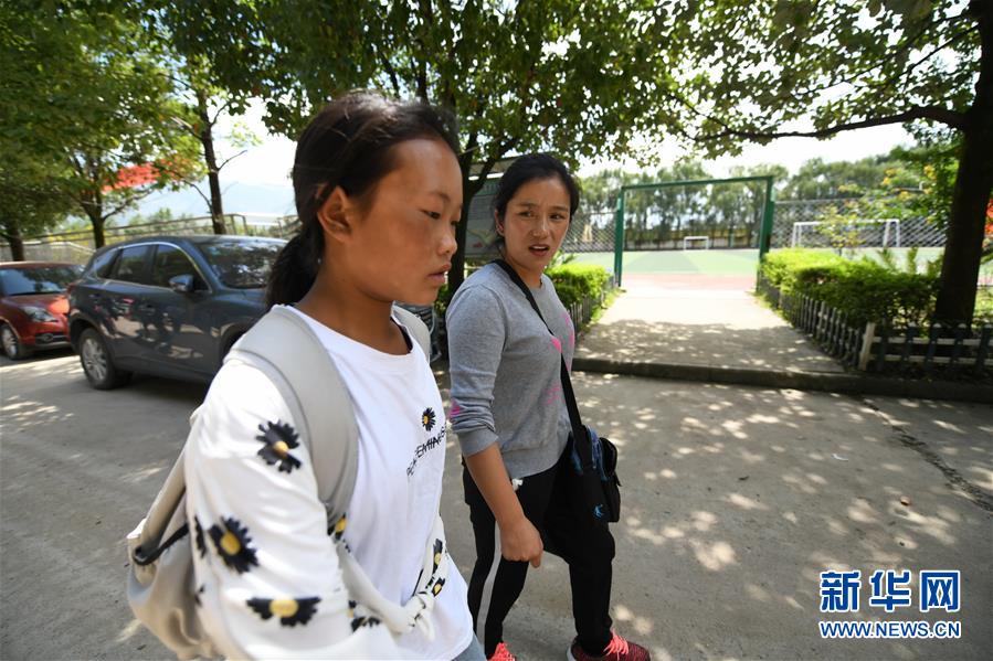 （熱點(diǎn)鮮報&middot;圖文互動）（1）為了大涼山的下一代，她奔赴在助學(xué)路上