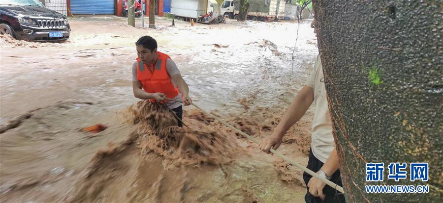 （在習(xí)近平新時代中國特色社會主義思想指引下&mdash;&mdash;新時代新作為新篇章&middot;習(xí)近平總書記關(guān)切事&middot;圖文互動）（3）洪峰浪尖，鮮紅的黨旗高高飄揚(yáng)&mdash;&mdash;記防汛抗洪一線的共產(chǎn)黨員