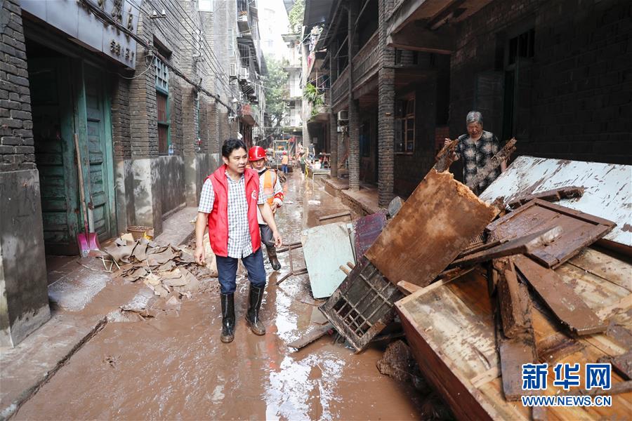 （在習(xí)近平新時代中國特色社會主義思想指引下&mdash;&mdash;新時代新作為新篇章&middot;習(xí)近平總書記關(guān)切事&middot;圖文互動）（4）洪峰浪尖，鮮紅的黨旗高高飄揚(yáng)&mdash;&mdash;記防汛抗洪一線的共產(chǎn)黨員