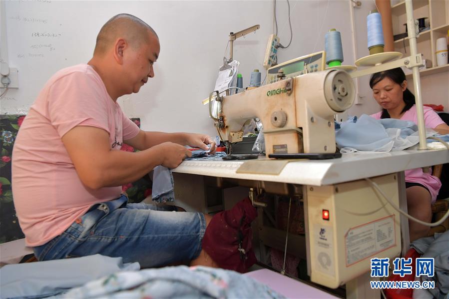 （走向我們的小康生活&middot;圖文互動）（1）&ldquo;一件衣裳&rdquo;，藏著脫貧致富新天地