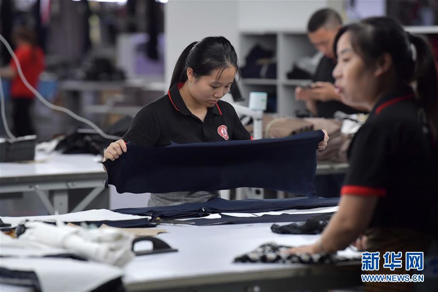 （走向我們的小康生活&middot;圖文互動）（3）&ldquo;一件衣裳&rdquo;，藏著脫貧致富新天地