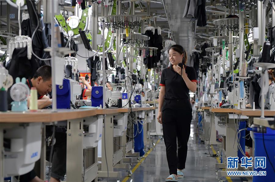 （走向我們的小康生活&middot;圖文互動）（5）&ldquo;一件衣裳&rdquo;，藏著脫貧致富新天地