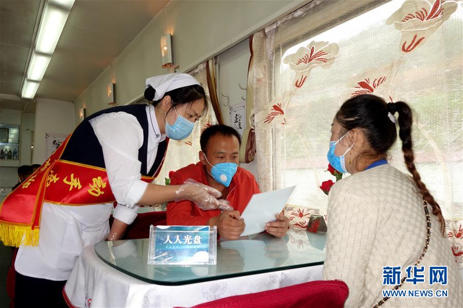 (浪費(fèi)可恥 節(jié)約為榮·圖文互動(dòng))(1)“光盤”之旅——列車餐車踐行節(jié)約見聞