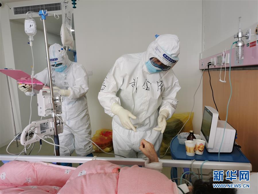 (在習(xí)近平強(qiáng)軍思想指引下·我們?cè)趹?zhàn)位報(bào)告·圖文互動(dòng))(2)“火神山”答卷:現(xiàn)代衛(wèi)勤向戰(zhàn)而生