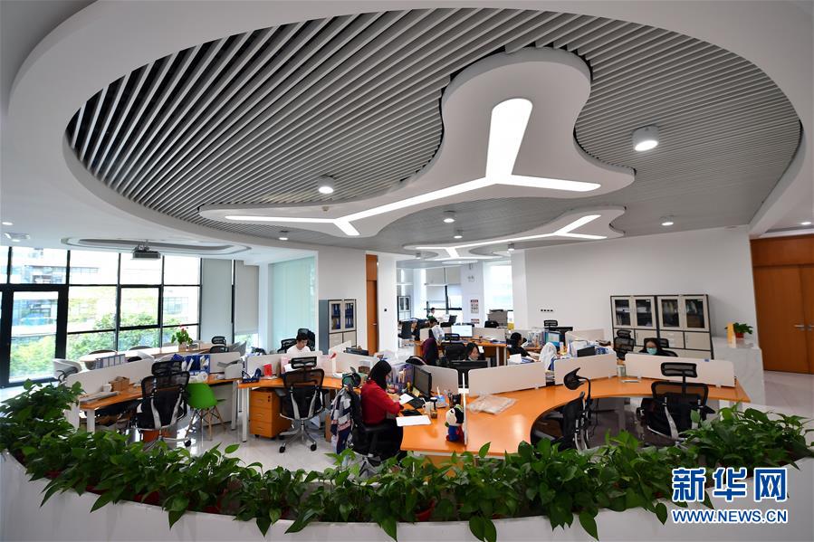 （在習近平新時代中國特色社會主義思想指引下&mdash;&mdash;新時代新作為新篇章&middot;習近平總書記關(guān)切事&middot;圖文互動）（4）我家大門常打開&mdash;&mdash;經(jīng)濟特區(qū)全方位對外開放故事