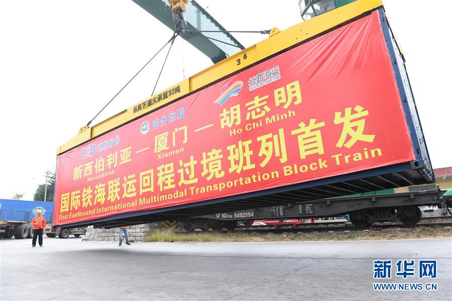 （在習近平新時代中國特色社會主義思想指引下&mdash;&mdash;新時代新作為新篇章&middot;習近平總書記關(guān)切事&middot;圖文互動）（6）我家大門常打開&mdash;&mdash;經(jīng)濟特區(qū)全方位對外開放故事