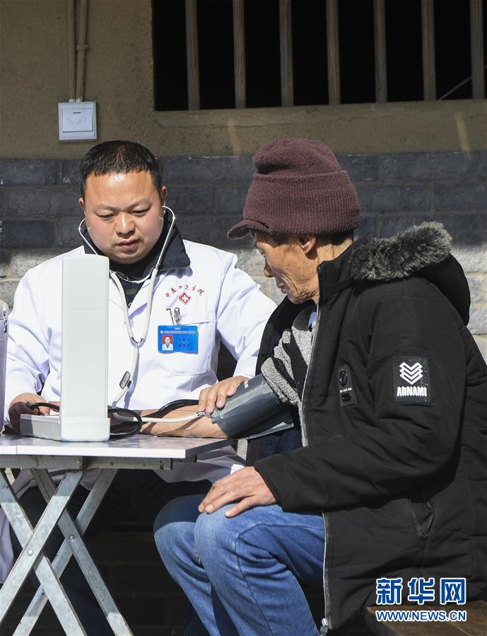 （習(xí)近平的小康故事&middot;新華網(wǎng)&middot;圖文互動）（5）&ldquo;真正解決好基層群眾看病難、看病貴問題&rdquo;&mdash;&mdash;習(xí)近平和群眾健康的故事