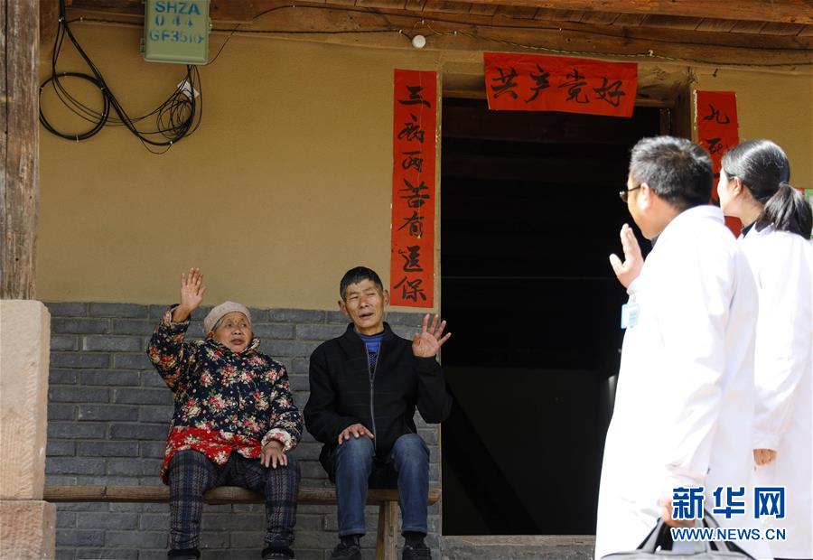 （習(xí)近平的小康故事&middot;新華網(wǎng)&middot;圖文互動）（6）&ldquo;真正解決好基層群眾看病難、看病貴問題&rdquo;&mdash;&mdash;習(xí)近平和群眾健康的故事