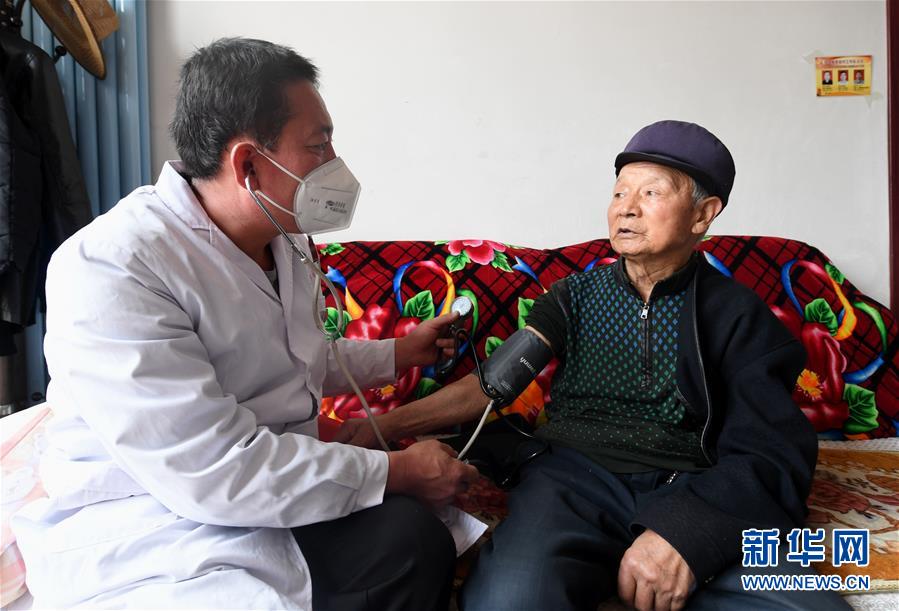 （習(xí)近平的小康故事&middot;新華網(wǎng)&middot;圖文互動）（2）&ldquo;真正解決好基層群眾看病難、看病貴問題&rdquo;&mdash;&mdash;習(xí)近平和群眾健康的故事