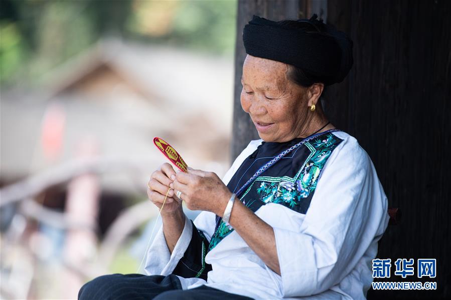 (習(xí)近平的小康故事·新華網(wǎng)·圖文互動(dòng))(4)“讓所有老年人都能有一個(gè)幸福美滿(mǎn)的晚年”——習(xí)近平和尊老養(yǎng)老的故事