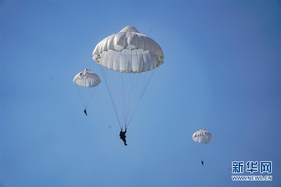 （在習近平強軍思想指引下&middot;我們在戰(zhàn)位報告&middot;圖文互動）（2）朵朵傘花綻放，勝戰(zhàn)精兵天降&mdash;&mdash;空降兵部隊某旅教導(dǎo)員余海龍帶領(lǐng)官兵傳承黃繼光精神記事