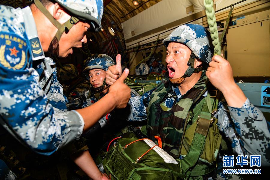 （在習近平強軍思想指引下&middot;我們在戰(zhàn)位報告&middot;圖文互動）（3）朵朵傘花綻放，勝戰(zhàn)精兵天降&mdash;&mdash;空降兵部隊某旅教導(dǎo)員余海龍帶領(lǐng)官兵傳承黃繼光精神記事