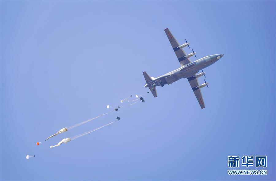 （在習近平強軍思想指引下&middot;我們在戰(zhàn)位報告&middot;圖文互動）（4）朵朵傘花綻放，勝戰(zhàn)精兵天降&mdash;&mdash;空降兵部隊某旅教導(dǎo)員余海龍帶領(lǐng)官兵傳承黃繼光精神記事