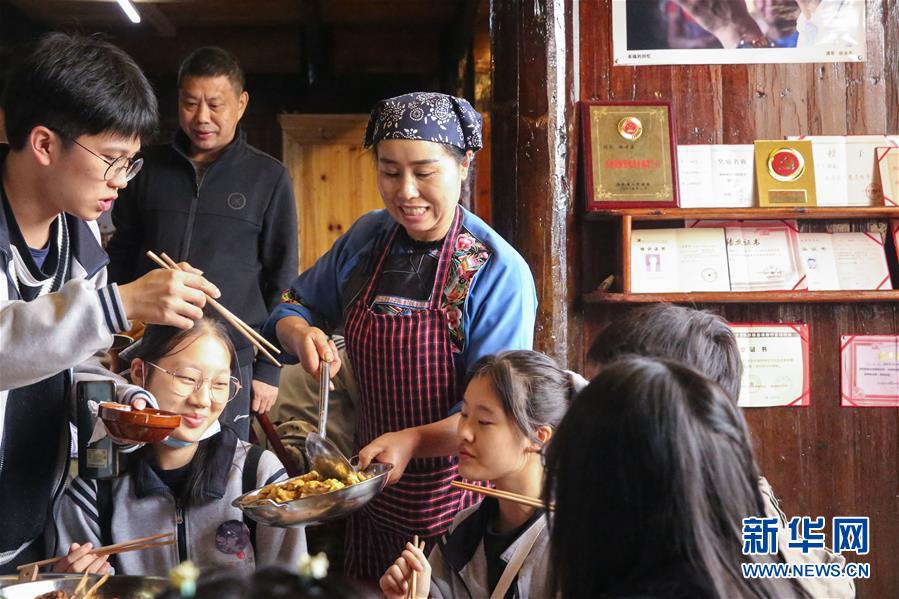 （在習(xí)近平新時代中國特色社會主義思想指引下&mdash;&mdash;新時代新作為新篇章&middot;習(xí)近平總書記關(guān)切事&middot;圖文互動）（4）精準扶貧7年，十八洞村&ldquo;長&rdquo;出10余種新職業(yè)