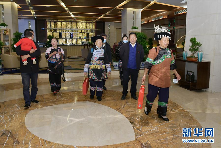 （圖文互動(dòng)）（4）夢(mèng)圓之后追新夢(mèng)&mdash;&mdash;十八洞村村民觀看升國(guó)旗儀式特寫(xiě)