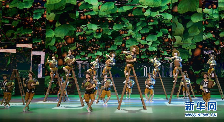 （圖文互動）（4）歌舞劇《大地頌歌》首次進京演出　講述十八洞村精準(zhǔn)扶貧故事