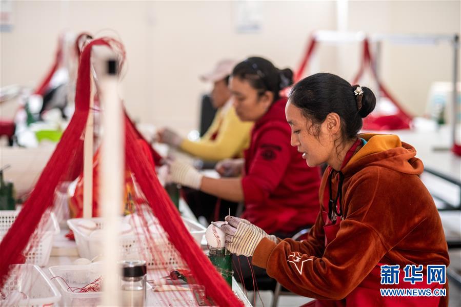 （決戰(zhàn)決勝脫貧攻堅&middot;圖文互動）（2）搬遷點的快樂事&mdash;&mdash;云南努力讓搬遷群眾安居樂業(yè)