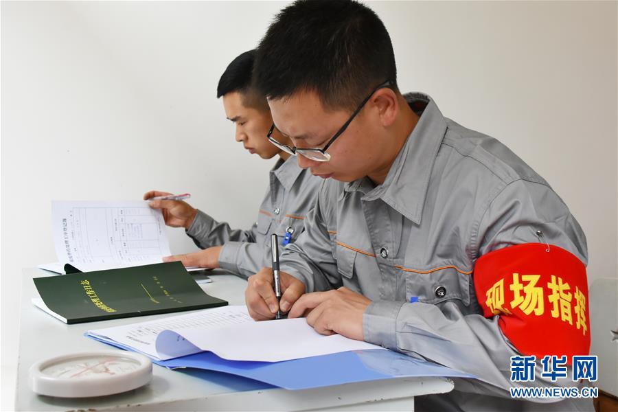 （在習近平強軍思想指引下&middot;我們在戰(zhàn)位報告&middot;圖文互動）（1）牢記統(tǒng)帥囑托  做刀尖上的舞者&mdash;&mdash;記聯(lián)勤保障部隊某報廢武器彈藥銷毀站參謀長陳雪禮