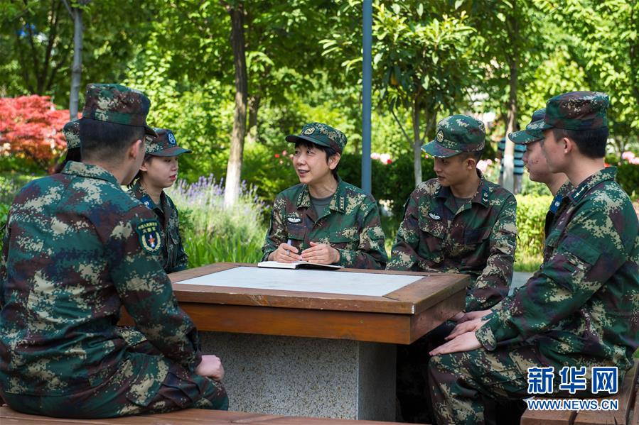 （代表委員履職&middot;圖文互動）全國政協(xié)委員王雪梅：讓更多年輕人了解部隊 熱愛軍旅文化