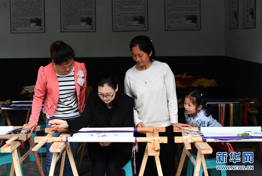 （兩會(huì)人物&middot;圖文互動(dòng)）（1）帶娃、賺錢兩不誤&mdash;&mdash;一位農(nóng)民工代表眼中的脫貧新工作