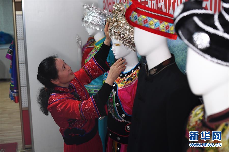 （兩會(huì)人物&middot;圖文互動(dòng)）（5）帶娃、賺錢兩不誤&mdash;&mdash;一位農(nóng)民工代表眼中的脫貧新工作