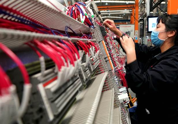 4月21日，在位于河南省許昌市的許繼電氣股份有限公司內(nèi)，工作人員在生產(chǎn)線上作業(yè)。新華社記者李安攝