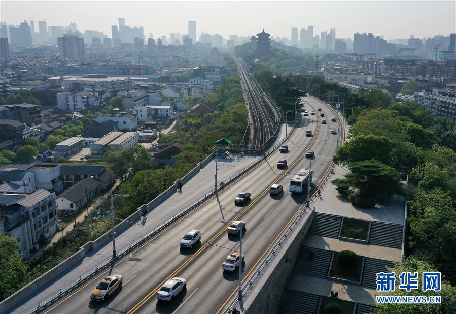 （新華全媒頭條&middot;圖文互動(dòng)）（13）從人民中汲取磅礴力量&mdash;&mdash;習(xí)近平總書記同出席2020年全國兩會(huì)人大代表、政協(xié)委員共商國是紀(jì)實(shí)