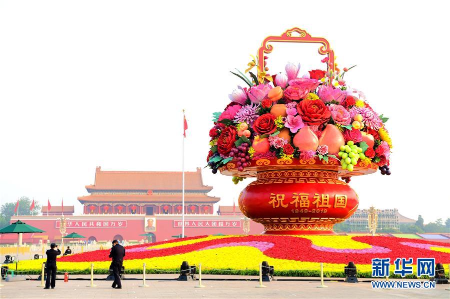 （圖文互動）（2）7小時(shí)組裝！18米高巨型&ldquo;花果籃&rdquo;亮相天安門廣場