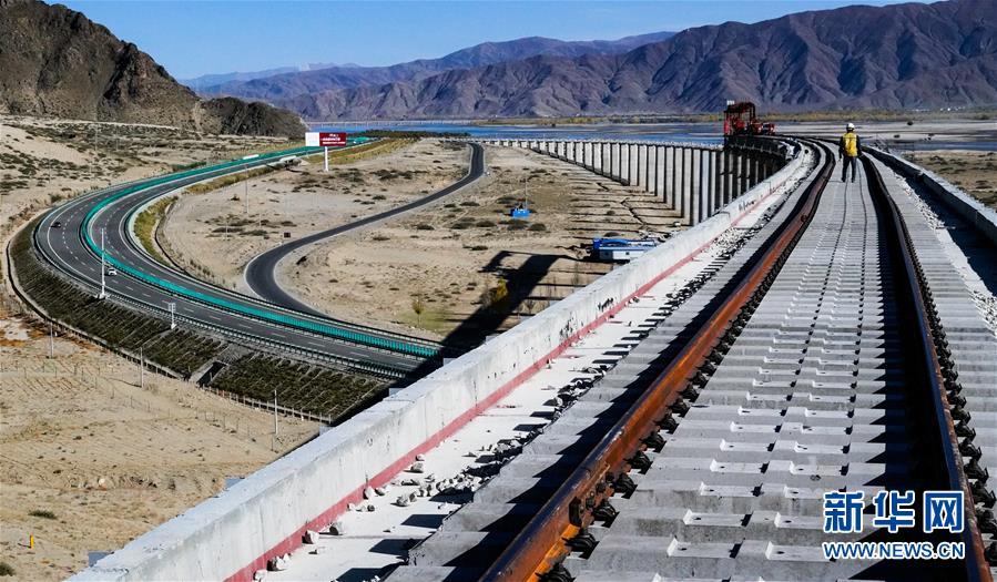 （兩會(huì)前夕看落實(shí)&middot;圖文互動(dòng)）（3）格?；ㄩ_ 幸福路寬&mdash;&mdash;西藏落實(shí)習(xí)近平總書記全國(guó)兩會(huì)重要講話精神紀(jì)實(shí)