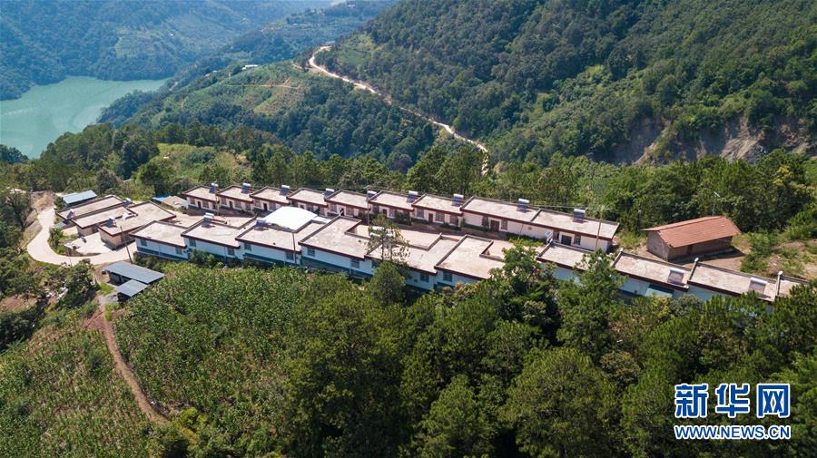 （在習(xí)近平新時代中國特色社會主義思想指引下&mdash;&mdash;新時代新作為新篇章&middot;總書記關(guān)心的百姓身邊事&middot;圖文互動）（1）&ldquo;四好農(nóng)村路&rdquo;：通向幸福，通向遠(yuǎn)方