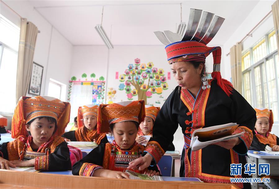 （新華全媒頭條&middot;圖文互動(dòng)）（11）凝心鑄師魂　立德育新人&mdash;&mdash;以習(xí)近平同志為核心的黨中央關(guān)心教師隊(duì)伍建設(shè)紀(jì)實(shí)