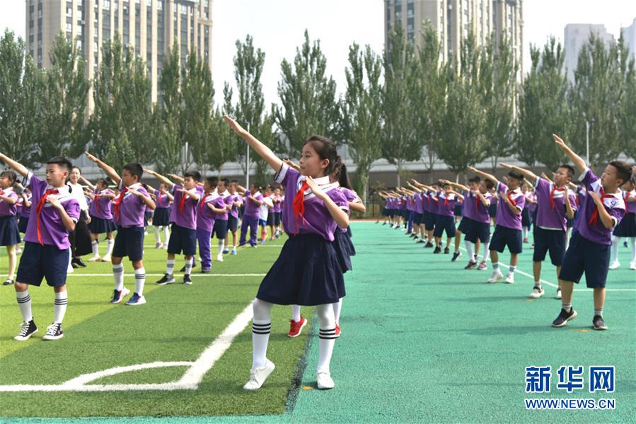 （體育&middot;圖文互動(dòng)）（1）（在習(xí)近平新時(shí)代中國(guó)特色社會(huì)主義思想指引下&mdash;&mdash;新時(shí)代新作為新篇章&middot;總書記關(guān)心的百姓身邊事）奔跑吧，少年！&mdash;&mdash;體育讓孩子們插上強(qiáng)壯的翅膀（配本社同題文字稿）