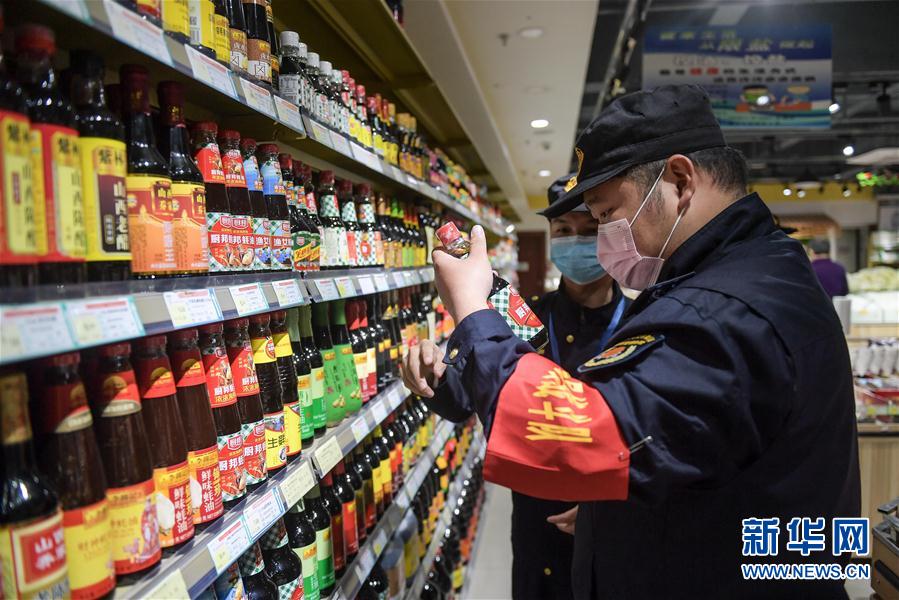 （在習近平新時代中國特色社會主義思想指引下&mdash;&mdash;新時代新作為新篇章&middot;習近平總書記關切事）（1）&ldquo;平凡英雄&rdquo;的力量&mdash;&mdash;致敬堅守戰(zhàn)&ldquo;疫&rdquo;一線的社區(qū)工作者 