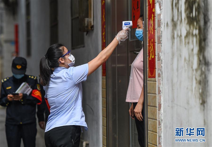 （在習近平新時代中國特色社會主義思想指引下&mdash;&mdash;新時代新作為新篇章&middot;習近平總書記關切事）（3）&ldquo;平凡英雄&rdquo;的力量&mdash;&mdash;致敬堅守戰(zhàn)&ldquo;疫&rdquo;一線的社區(qū)工作者 