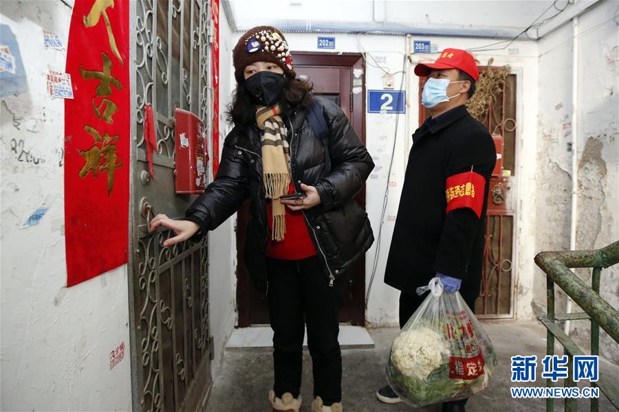 （習(xí)近平致敬的戰(zhàn)&ldquo;疫&rdquo;英雄&middot;社區(qū)工作者篇&middot;圖文互動(dòng)）（6）他們，堅(jiān)守一線戰(zhàn)風(fēng)雨