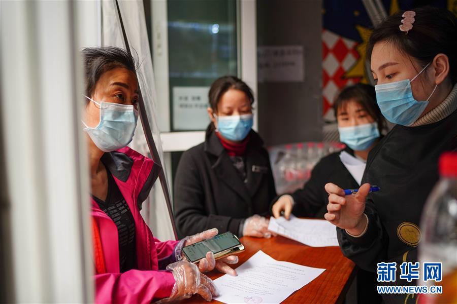 （習(xí)近平致敬的戰(zhàn)&ldquo;疫&rdquo;英雄&middot;社區(qū)工作者篇&middot;圖文互動(dòng)）（7）他們，堅(jiān)守一線戰(zhàn)風(fēng)雨