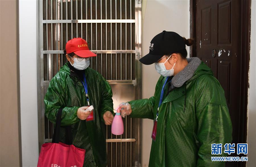 （習(xí)近平致敬的戰(zhàn)&ldquo;疫&rdquo;英雄&middot;社區(qū)工作者篇&middot;圖文互動(dòng)）（9）他們，堅(jiān)守一線戰(zhàn)風(fēng)雨