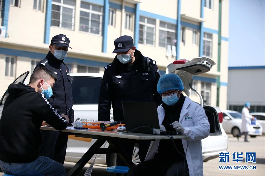 （習(xí)近平致敬的戰(zhàn)&ldquo;疫&rdquo;英雄&middot;公安干警篇&middot;圖文互動）（3）他們，抗疫一線鑄警魂