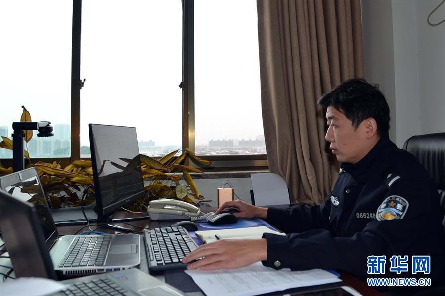 （習(xí)近平致敬的戰(zhàn)&ldquo;疫&rdquo;英雄&middot;公安干警篇&middot;圖文互動）（8）他們，抗疫一線鑄警魂