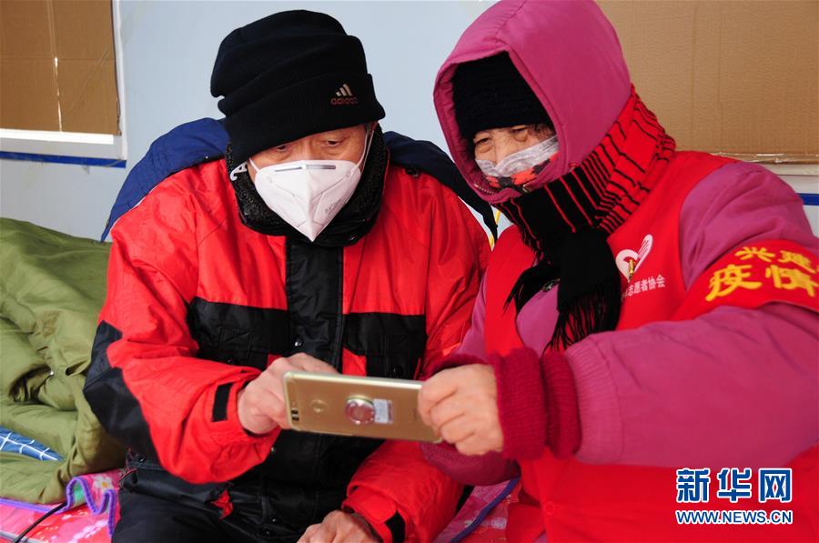 （習(xí)近平致敬的戰(zhàn)&ldquo;疫&rdquo;英雄&middot;志愿者篇&middot;圖文互動）（9）他們，微光成炬照征程