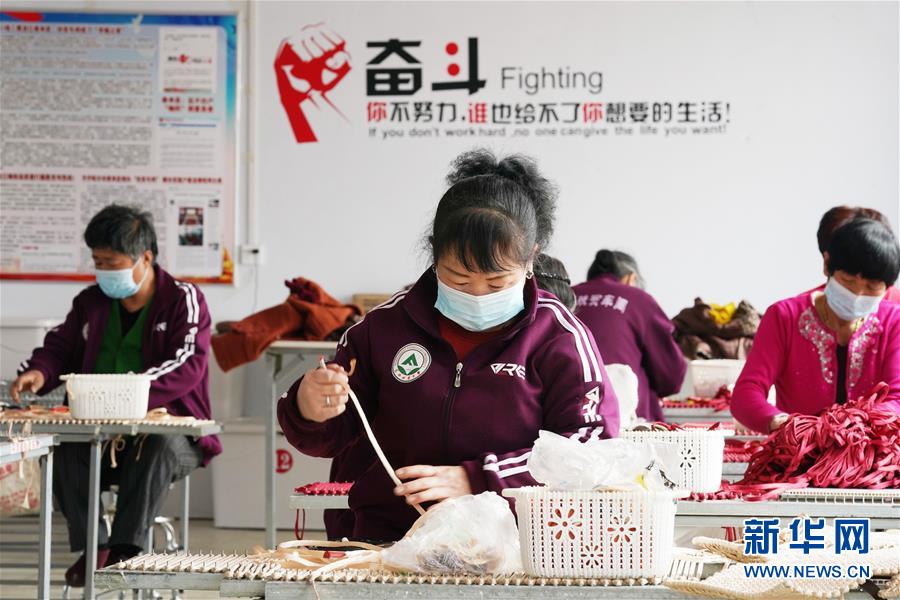 （在習(xí)近平新時(shí)代中國特色社會主義思想指引下&mdash;&mdash;新時(shí)代新作為新篇章&middot;習(xí)近平總書記關(guān)切事&middot;圖文互動(dòng)）（6）讓貧困勞動(dòng)力端穩(wěn)就業(yè)的&ldquo;飯碗&rdquo;&mdash;&mdash;各地就業(yè)扶貧不松勁鞏固脫貧成果