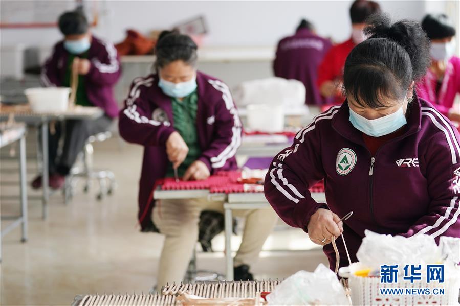 （在習(xí)近平新時(shí)代中國特色社會主義思想指引下&mdash;&mdash;新時(shí)代新作為新篇章&middot;習(xí)近平總書記關(guān)切事&middot;圖文互動(dòng)）（4）讓貧困勞動(dòng)力端穩(wěn)就業(yè)的&ldquo;飯碗&rdquo;&mdash;&mdash;各地就業(yè)扶貧不松勁鞏固脫貧成果