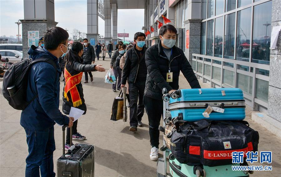 （在習(xí)近平新時(shí)代中國特色社會主義思想指引下&mdash;&mdash;新時(shí)代新作為新篇章&middot;習(xí)近平總書記關(guān)切事&middot;圖文互動(dòng)）（3）讓貧困勞動(dòng)力端穩(wěn)就業(yè)的&ldquo;飯碗&rdquo;&mdash;&mdash;各地就業(yè)扶貧不松勁鞏固脫貧成果