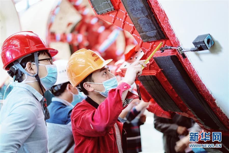 （在習(xí)近平新時(shí)代中國(guó)特色社會(huì)主義思想指引下&mdash;&mdash;新時(shí)代新作為新篇章&middot;習(xí)近平總書(shū)記關(guān)切事&middot;圖文互動(dòng)）（1）最有力的支撐，最堅(jiān)決的攀登&mdash;&mdash;記錄奮戰(zhàn)在復(fù)工復(fù)產(chǎn)一線的科技工作者