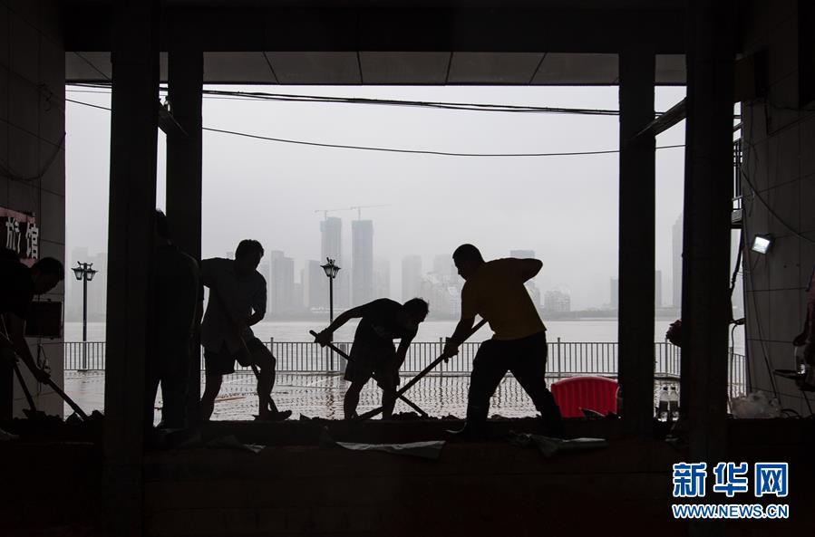 （在習近平新時代中國特色社會主義思想指引下&mdash;&mdash;新時代新作為新篇章&middot;習近平總書記關切事&middot;圖文互動）（3）戰(zhàn)疫魔,斗洪魔&mdash;&mdash;湖北全力應對防疫、防汛疊加&ldquo;雙考&rdquo;