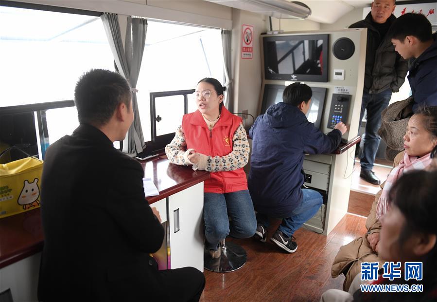 （新華全媒頭條&middot;總書(shū)記推動(dòng)的改革身邊事&middot;行政體制改革篇&middot;圖文互動(dòng)）（3）特寫(xiě)：追問(wèn)&ldquo;一件事&rdquo;