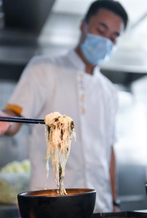 （在習(xí)近平新時(shí)代中國(guó)特色社會(huì)主義思想指引下&mdash;&mdash;新時(shí)代新作為新篇章&middot;習(xí)近平總書(shū)記關(guān)切事&middot;圖文互動(dòng)）（1）讓&ldquo;舌尖上的節(jié)約&rdquo;成為習(xí)慣&mdash;&mdash;全社會(huì)營(yíng)造浪費(fèi)可恥、節(jié)約為榮的氛圍掃描