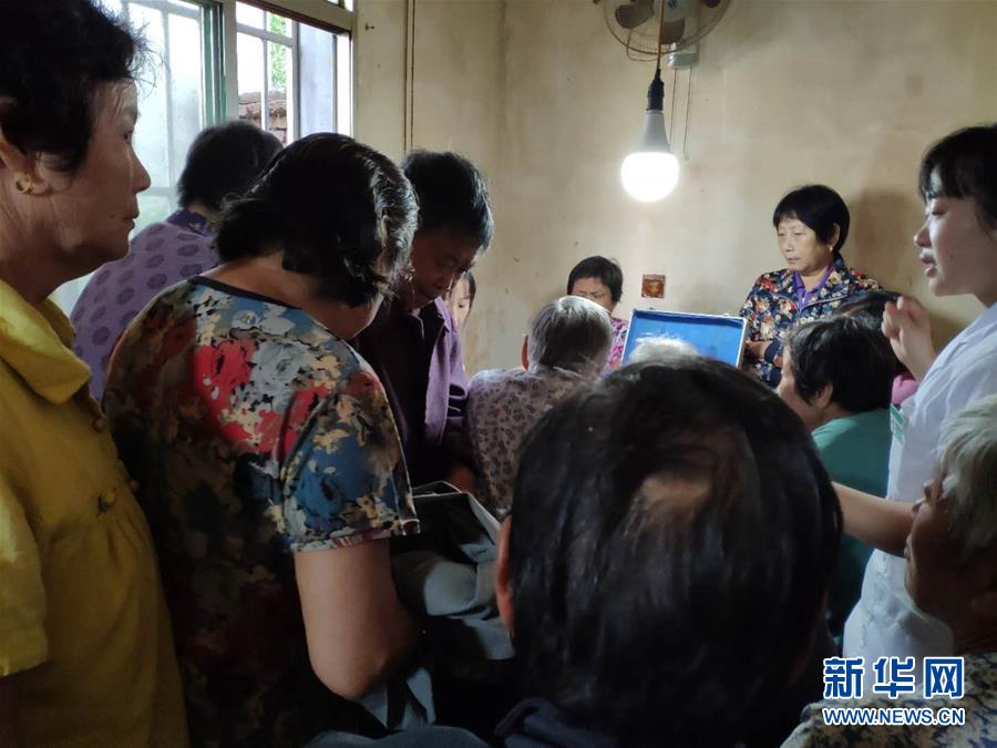 （總書記推動的改革身邊事&middot;醫(yī)療改革篇&middot;圖文互動）（2）特寫：&ldquo;坐堂醫(yī)生&rdquo;變身&ldquo;健康管家&rdquo;&mdash;&mdash;一個鄉(xiāng)鎮(zhèn)家庭醫(yī)生團(tuán)隊(duì)的診療記錄